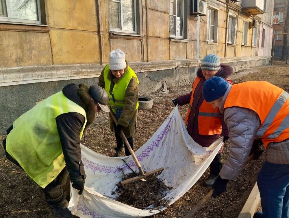 Михаил Меренков: В рамках начавшегося двухмесячника по благоустройству территории города Донецка жилищными организациями района активно ведутся работы по наведению порядка