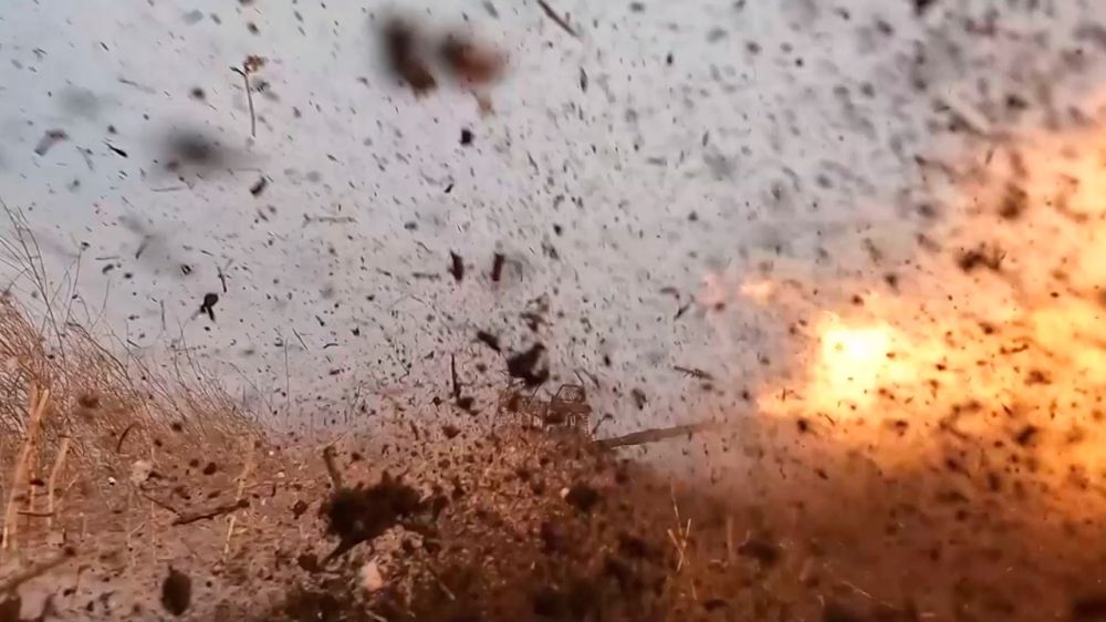 Экипаж Т-72Б3 отработал по огневым точкам и отошел в дымовой завесе