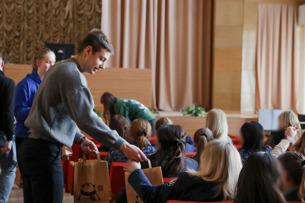 Сотрудниц Главного управления ФСИН России по ДНР с 8 Марта поздравили представители «Движения первых»