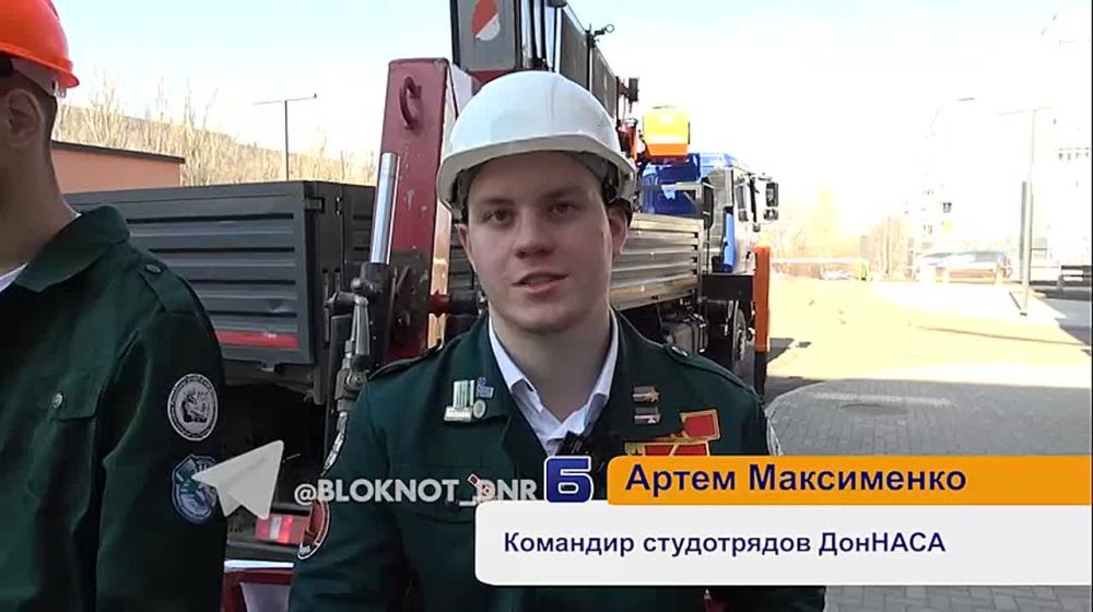 Студотряды ДНР с помощью строительного крана поздравили рожениц в новом перинатальном центре в Донецке