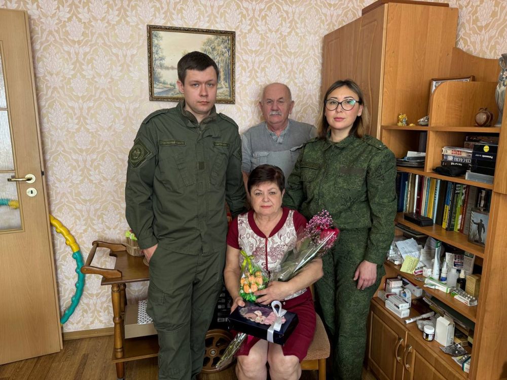 Сотрудники регионального следственного управления в преддверии Международного женского дня поздравили матерей участников СВО