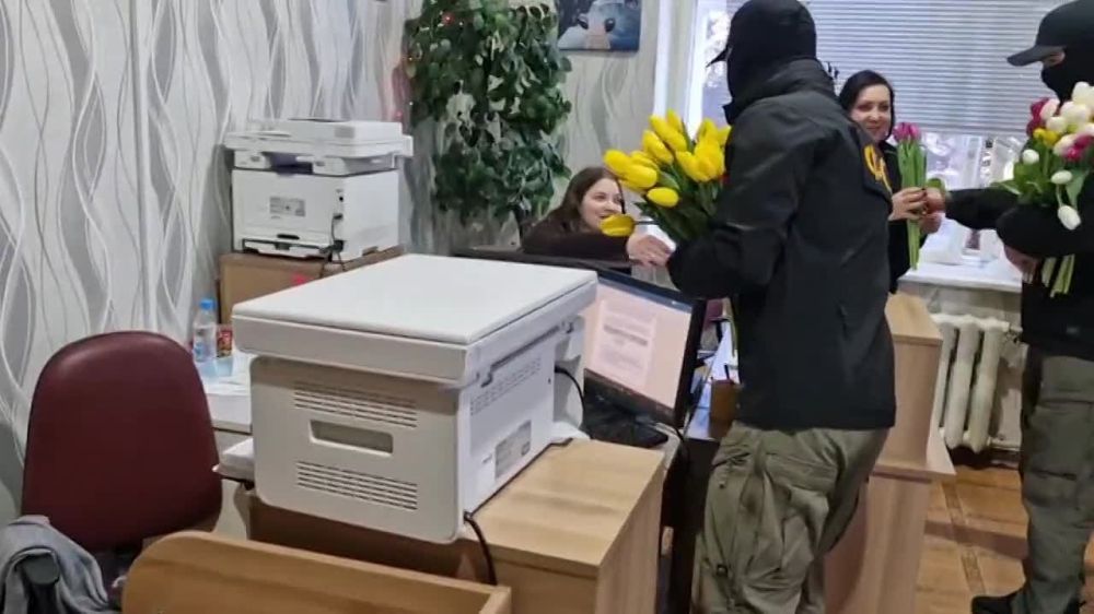 Военнослужащие Управления ФСБ России по Донецкой Народной Республике поздравили с 8 марта медработников Института неотложной и восстановительной хирургии им. В.К