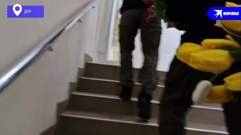 Медработников неотложной хирургии в Донецке поздравили с 8 Марта сотрудники ФСБ