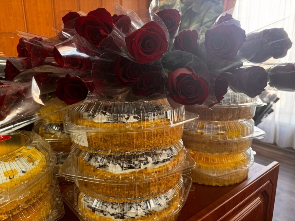 Полицейские поздравили женщин-коллег с 8 марта