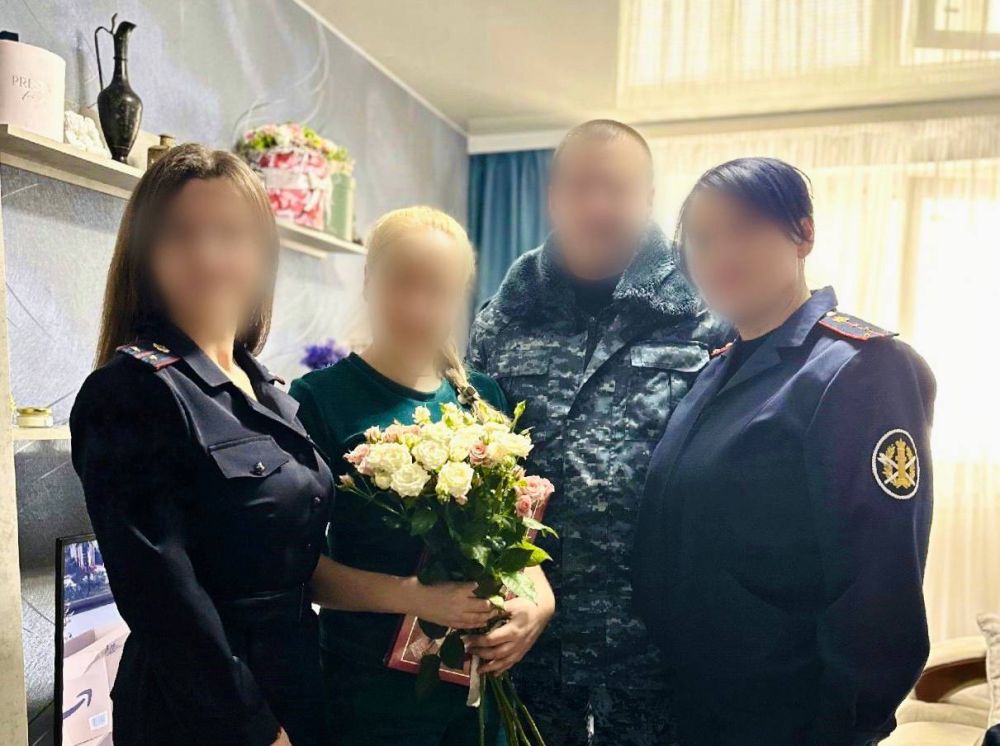 Личный состав ИК-13 поздравил пенсионера УИС с праздников весны