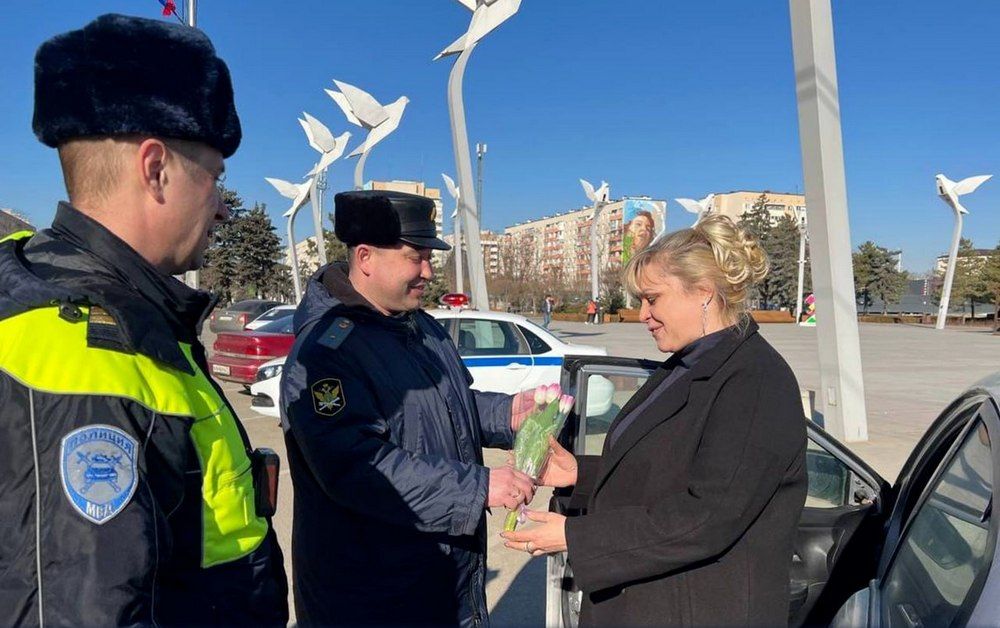 Судебные приставы ДНР совместно с сотрудниками Госавтоинспекции поздравили женщин с 8 марта