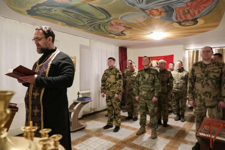 Священник Русской православной церкви посетил росгвардейцев в ДНР (видео)