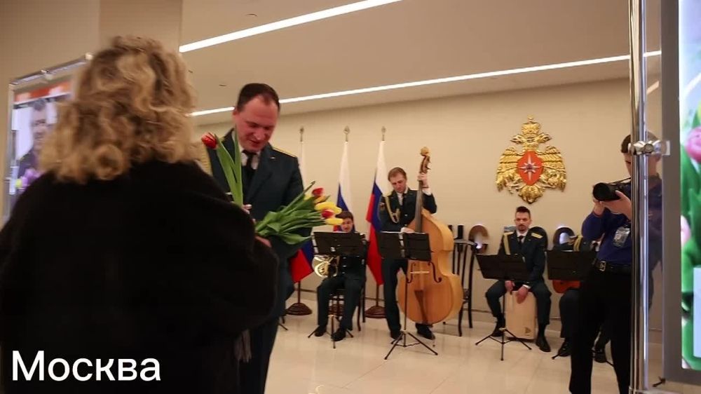 Сотрудники МЧС России организовали праздничные поздравления накануне весеннего праздника