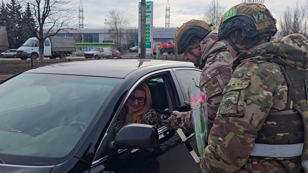 Сотрудники ВАИ подарили жительницам Донецка тюльпаны в честь 8 Марта