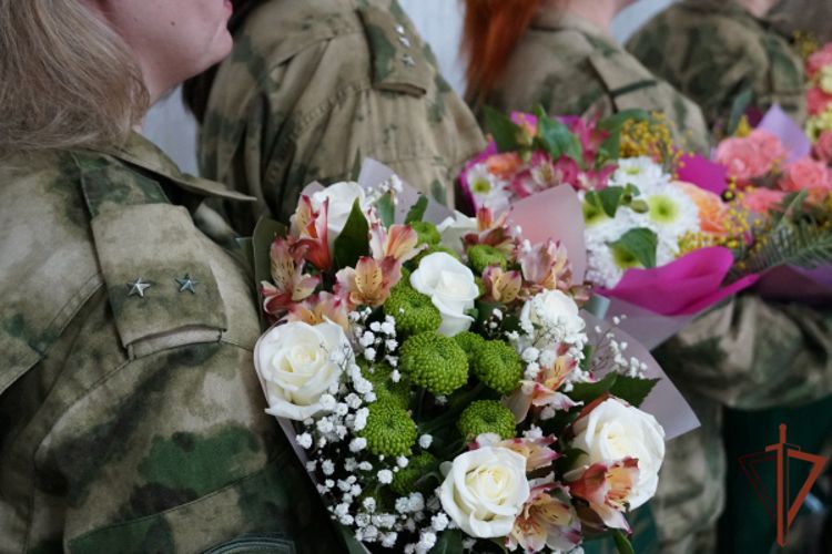В ДНР росгвардейцы поздравили женщин-военнослужащих, выполняющих служебно-боевые задачи в зоне СВО