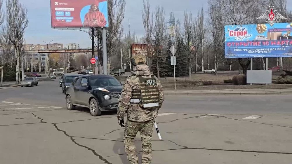 Минобороны России: Сотрудники Военной автоинспекции Донецка провели акцию «Цветы автоледи»