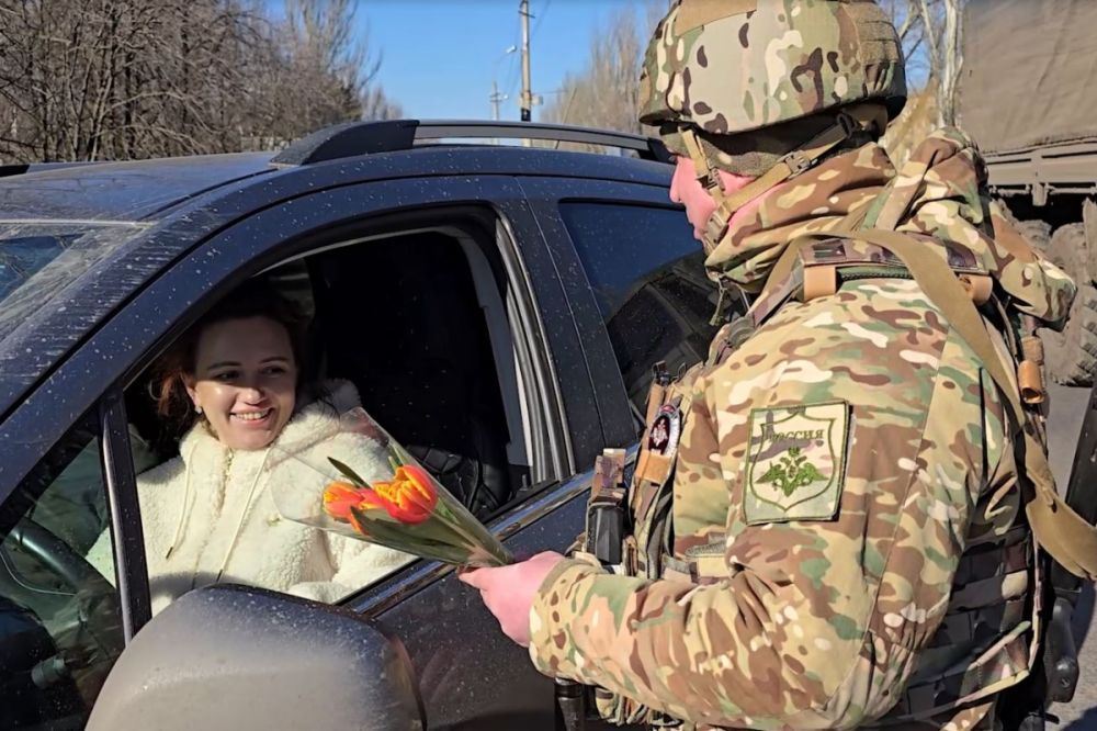 Военнослужащие ВАИ группировки войск «Центр» поздравили женщин с Международным праздником 8 марта на дорогах ДНР