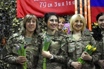 Студенты-спасатели поздравили женщин-военнослужащих в ДНР с 8 марта