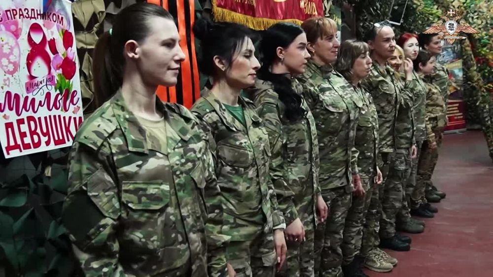 Добровольцы донецкого отделения ВСКС поздравили женщин-военнослужащих