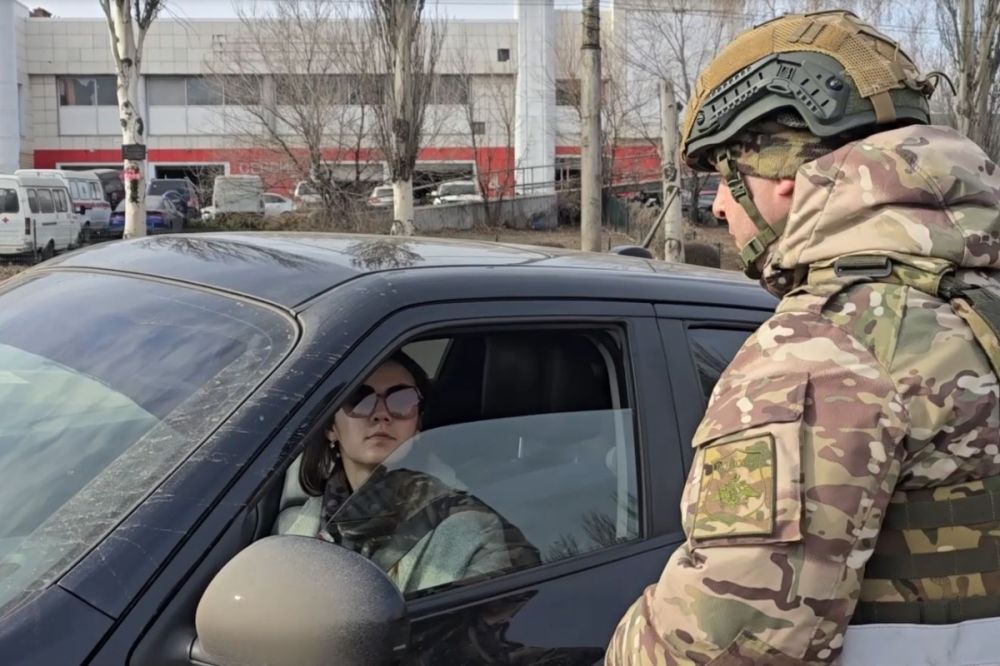 Сотрудники Военной автоинспекции Донецка провели акцию "Цветы автоледи" в честь Международного женского дня