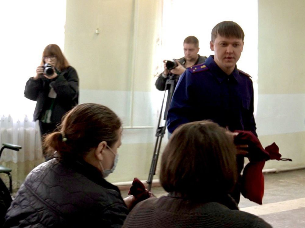 Сотрудники регионального следственного управления в 8 марта поздравили женщин, находящихся в пункте временного размещения в Донецке