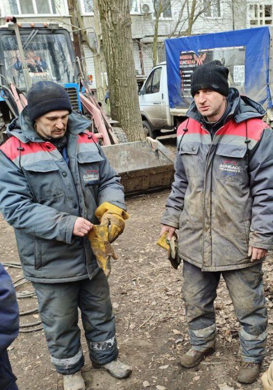 СПЕЦИАЛИСТЫ «ДОНЕЦКТЕПЛОСЕТИ» ЛИКВИДИРОВАЛИ АВАРИЮ НА ТРУБОПРОВОДЕ: ТЕПЛО ВОЗВРАЩЕНО В 11 МНОГОКВАРТИРНЫХ ДОМОВ КИРОВСКОГО РАЙОНА