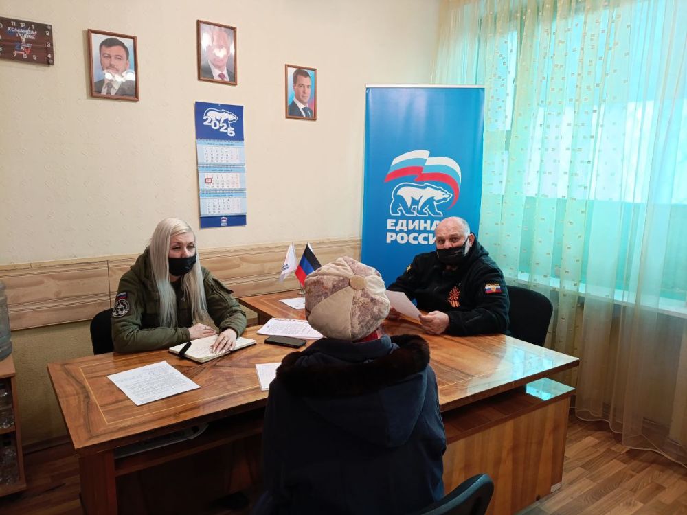 Сегодня, в общественной приемной партии "Единая Россия" Киевского района г.Донецка, депутат Народного Совета ДНР Юрий Сивоконенко провел прием граждан