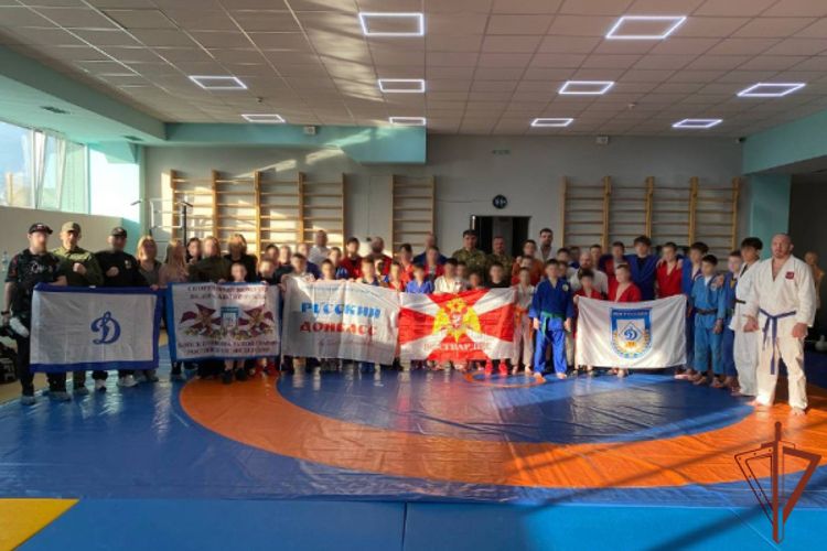 Титулованные спортсмены Росгвардии провели мастер-классы для юных атлетов из новых регионов
