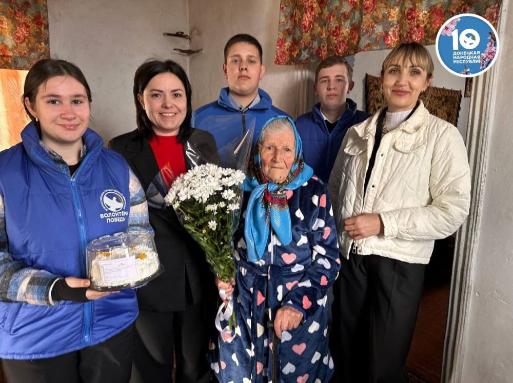 С юбилеем, Герой!. Активисты школьного отряд Волонтёров Победы Донецкой Народной Республики ГБОУ «ШКОЛА №13 Г.О. ТОРЕЗ» встретились с участником Великой Отечественной войны Марышевой Марией Григорьевной