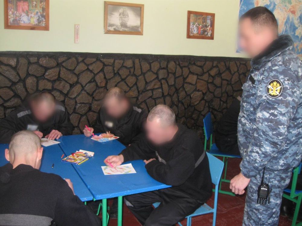 Осужденные ИК-8 отправили родным поздравительные открытки