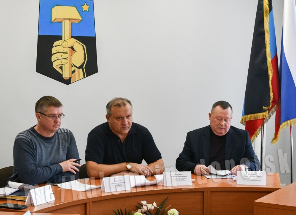 Алексей Кулемзин: Решение о создании новой общественной организации - Совета директоров муниципального образования городского округа Донецк, было принято сегодня на совещании первых руководителей ведущих предприятий города