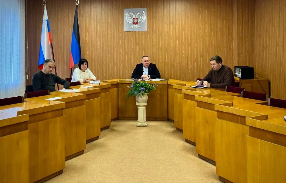 Сегодня, 12 марта, руководитель Управы Буденновского внутригородского района Администрации городского округа Донецк Михаил Меренков провел аппаратное совещание с участием депутата Донецкого городского совета Николая Тимченко