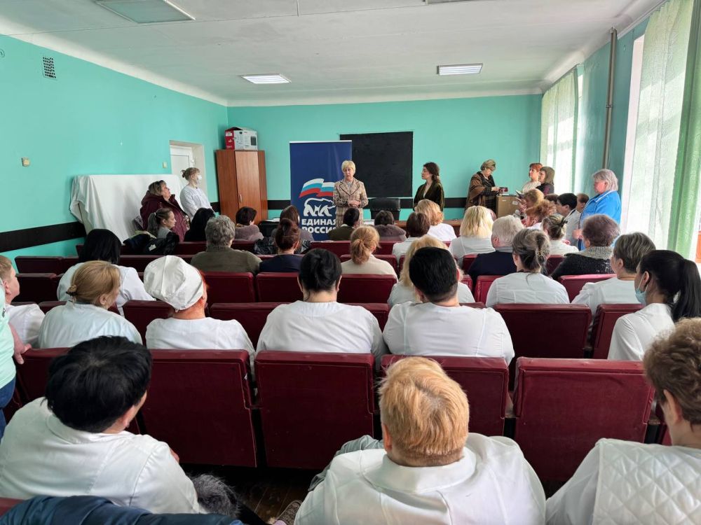 Елена Рязанцева: Встреча с трудовым коллективом больницы №9: вручение партийных билетов и обсуждение вопросов жизнедеятельности района