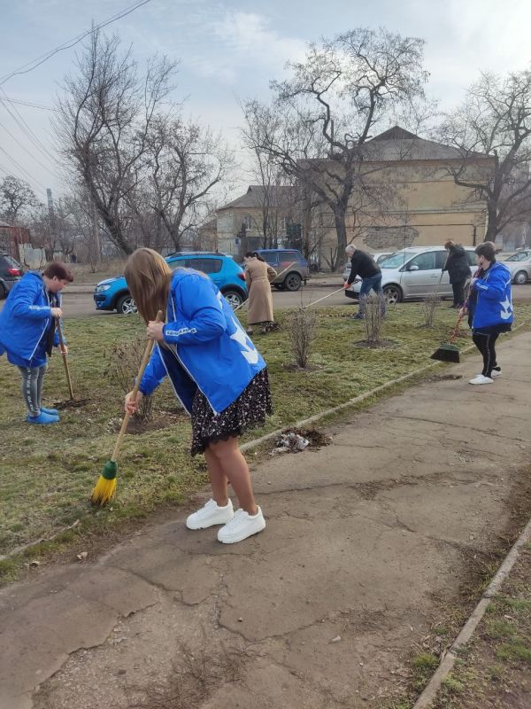 Сегодня, 13 марта, в рамках акции "Чистый четверг", руководитель Управы Ленинского внутригородского района Администрации городского округа Донецк Татьяна Темникова, заместитель главы администрации городского округа Донецк...