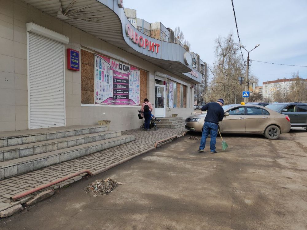 Юрий Будрин: Сегодня, 13.03.2025, в рамках проекта «Городская среда», реализуемого Всероссийской политической партией Единая Россия директора совместно со своими сотрудниками предприятий магазина "Фаворит", рынка "Сокол" и ...