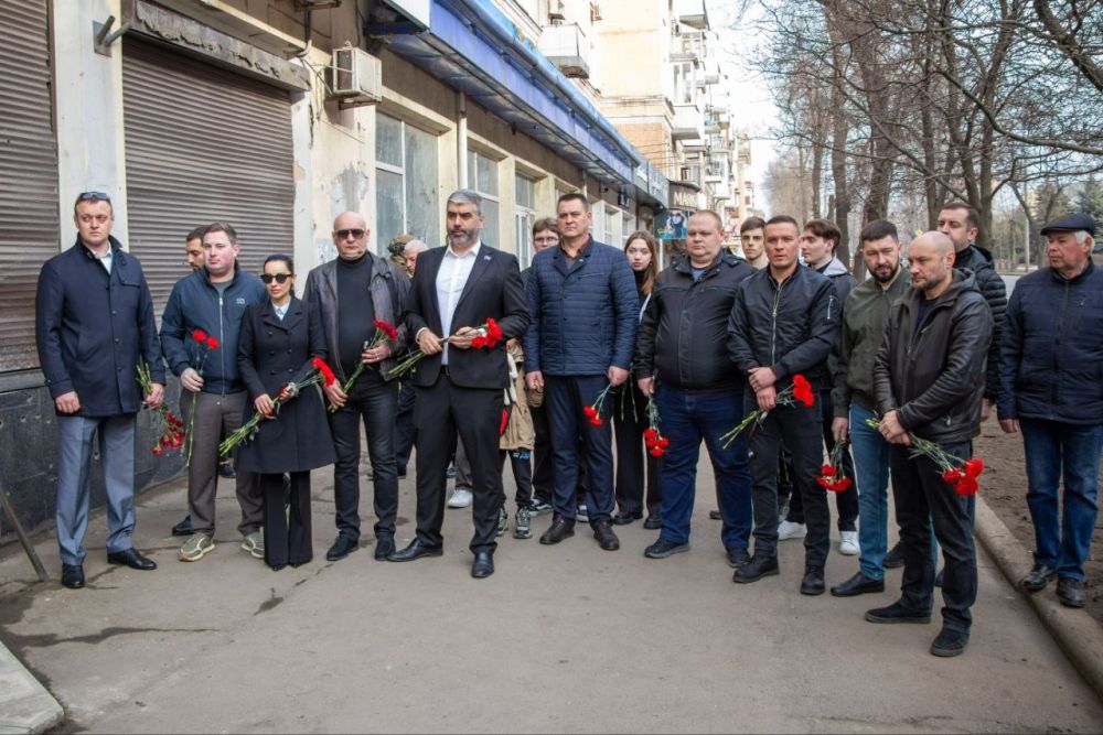 Алексей Дорофеев: Сегодня возложил с коллегами цветы на месте гибели дончан, старших жертвами циничной атаки ВФУ 14 марта 2022 года