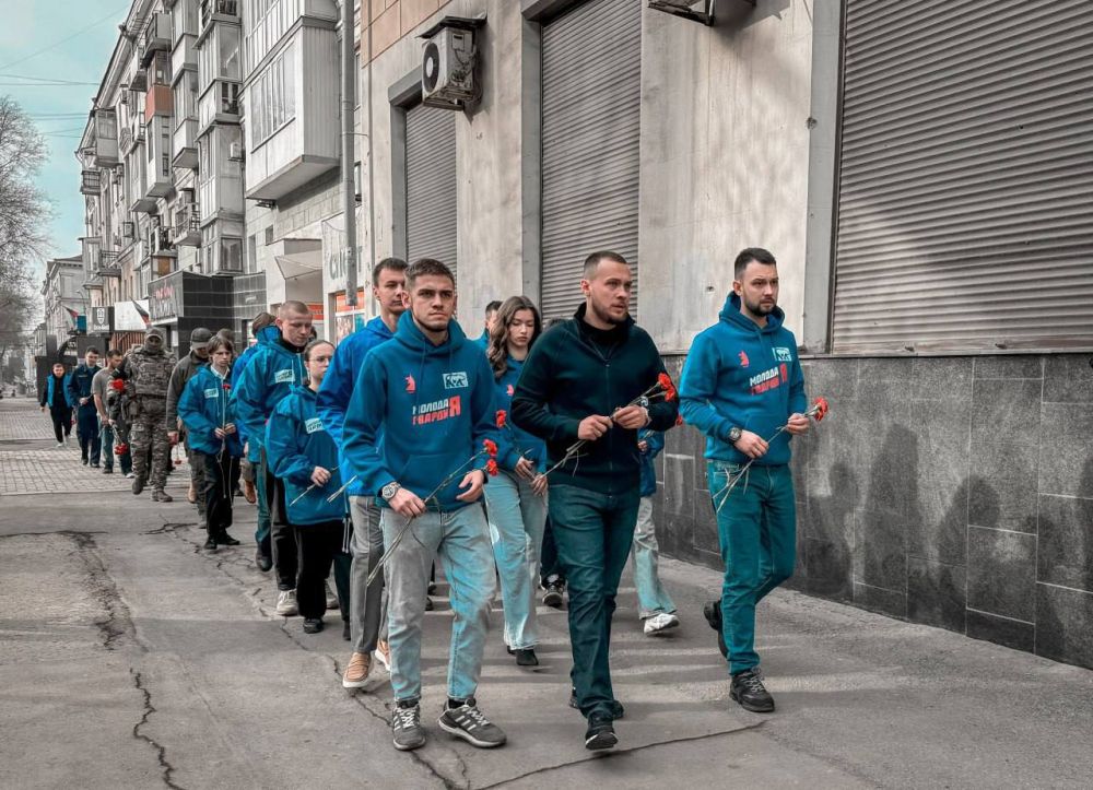 Молодёжь Донбасса возложила цветы к месту трагедии в Донецке