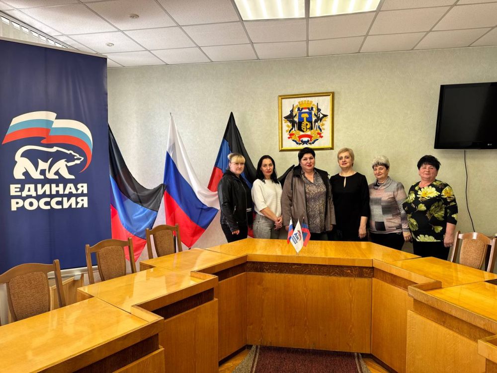 Елена Рязанцева: В команде пЕРвых!. Сегодня в Пролетарском районе города Донецка прошло торжественное мероприятие, посвященное выдаче партийных билетов членам Всероссийской политической партии «Единая Россия»