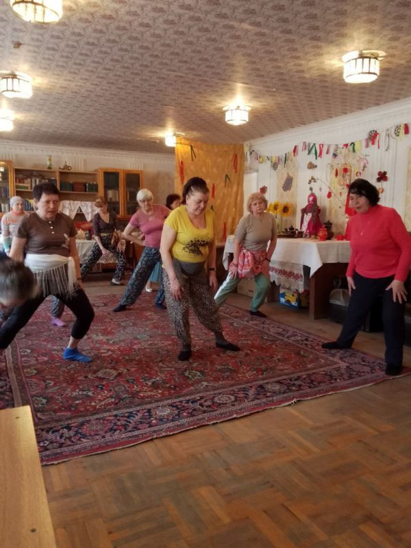 В МБУ "Территориальный центр социального обслуживания (предоставления социальных услуг города Донецка", в рамках проекта "Старшее поколение" партии "Единая Россия", совместно с участниками программы клуба "Активное...