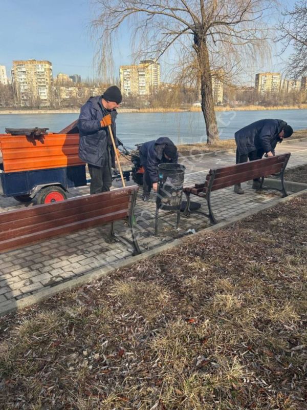 В рамках проведения весеннего двухмесячника сотрудники Дирекции парков приступили к благоустройству прилегающих территорий