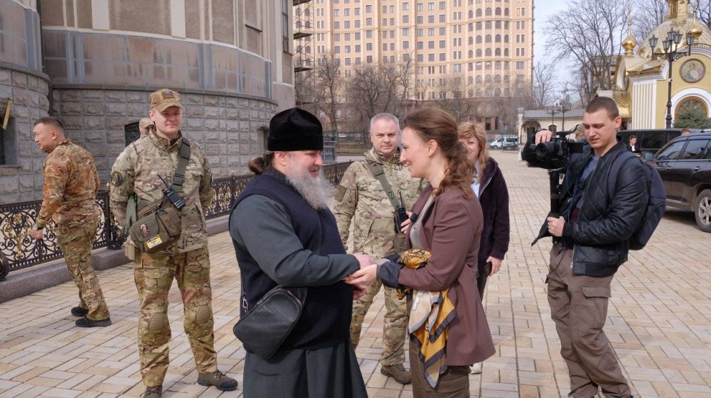 Визит Анны Кузнецовой: Помощь духовенству Донецкой Республики