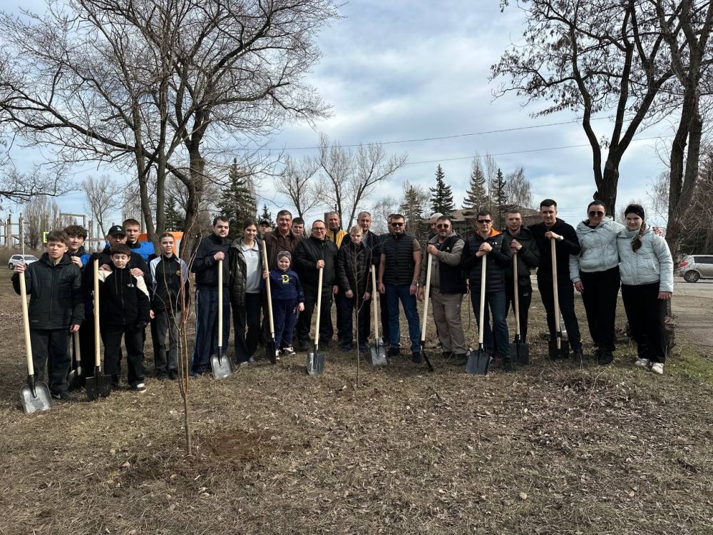 Андрей Крамар: Принял участие в субботнике по благоустройству и озеленению, которое объявил Глава Донецкой Народной Республики Денис Владимирович Пушилин