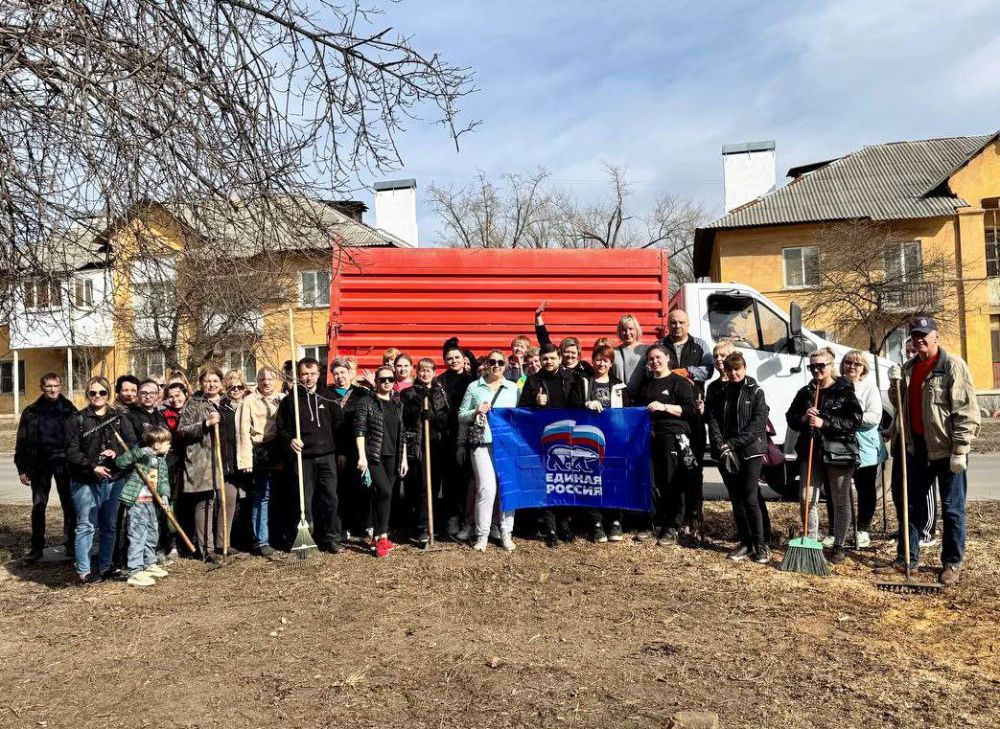 Елена Рязанцева: Первый весенний субботник: сотрудники предприятий и учреждений Пролетарского района вышли на уборку территории