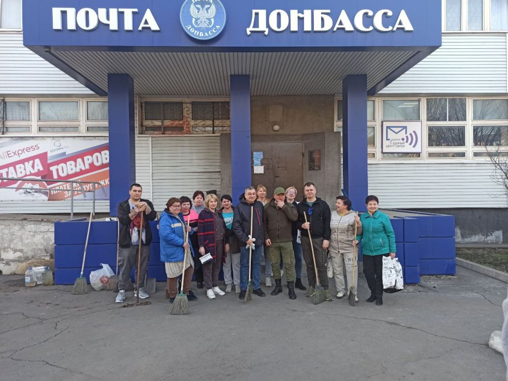 Заместители министра цифрового развития государственного управления, информационных технологий и связи Донецкой Народной Республики Евгений Палихов и Вадим Журавлёв, при участии главы города Сергея Ермакова и работников ГУП...