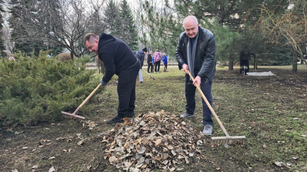 Иван Адамец: Сотрудники Управы Куйбышевского внутригородского района совместно с работниками «Зеленстроя» с огромным энтузиазмом приняли участие в первом весеннем общереспубликанском субботнике