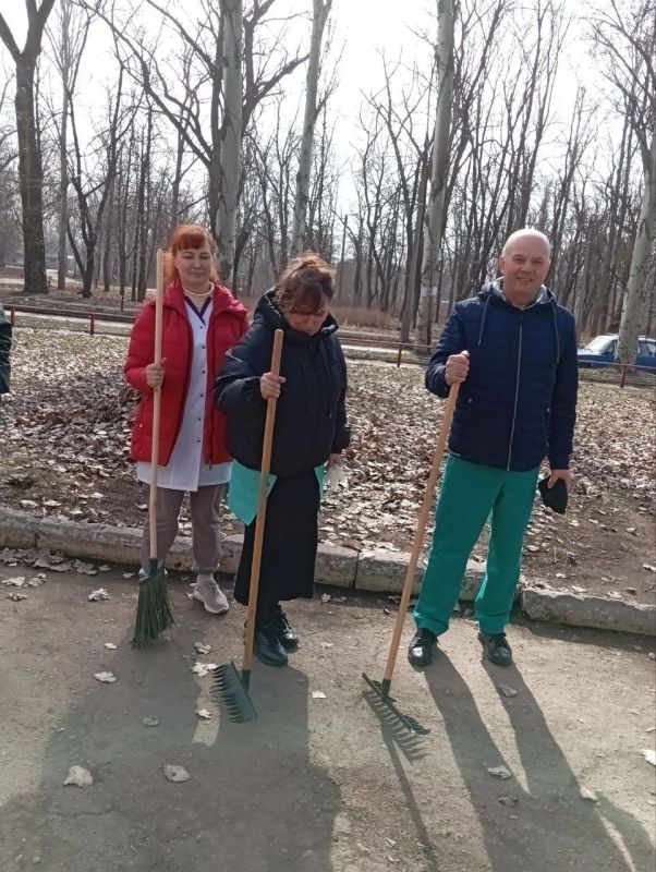 Сегодня 15 марта 2025 года сотрудники всех структурных подразделений ГБУ ДНР "ЦГКБ №24 г. Донецка" приняли участие в общереспубликанском субботнике
