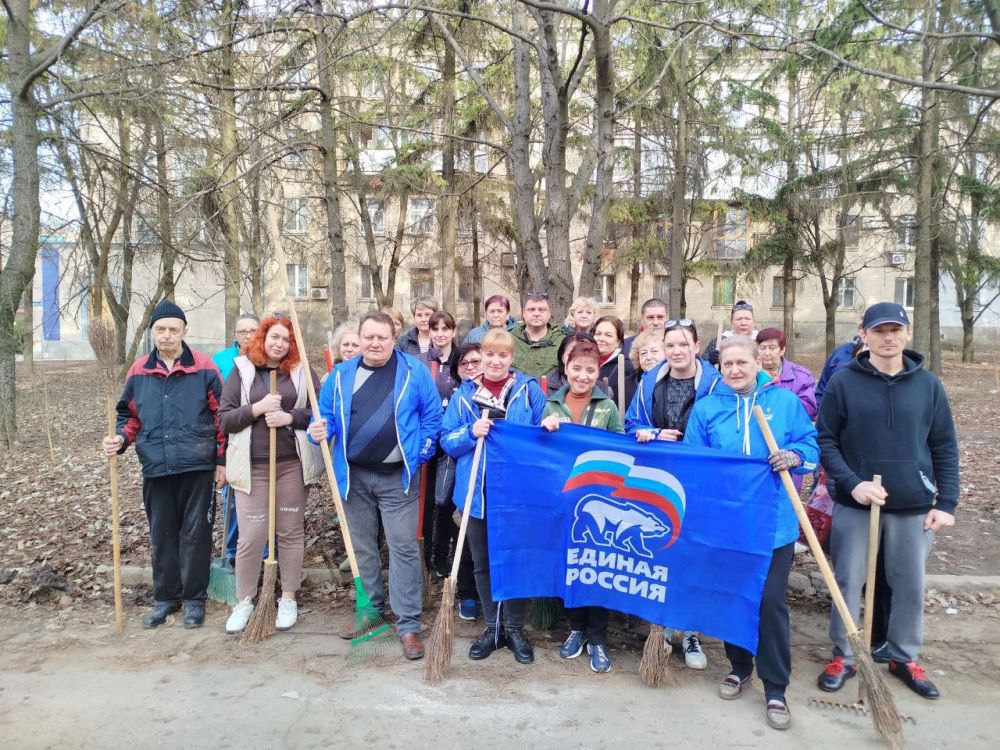 В рамках республиканского субботника, сотрудники Управы привели в порядок сквер возле ВГСЧ, выходящий на одну из центральных улиц города