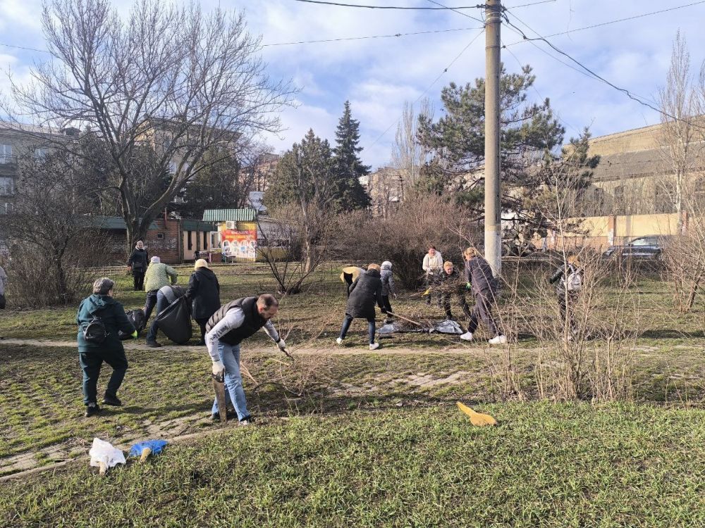 "Субботник – дело добровольное, но нужное!" – сказал бы Ленин, увидев, как жители Ленинского района приводят в порядок территорию у его памятника