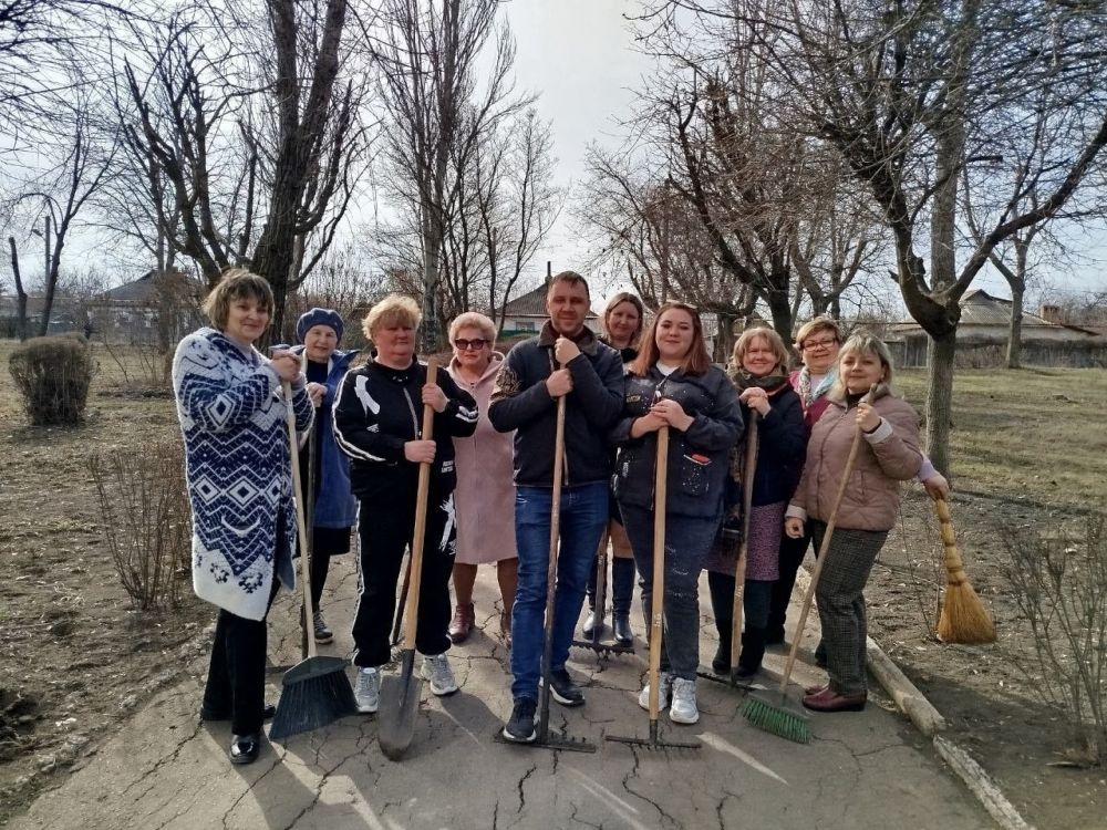 Юрий Будрин: К субботнику присоединились сотрудники общеобразовательных учреждений Кировского района