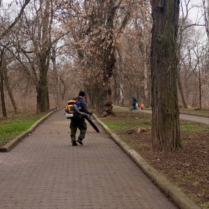 Михаил Меренков: Трудовой день рабочих зелёного строительства Буденновского района 17 марта