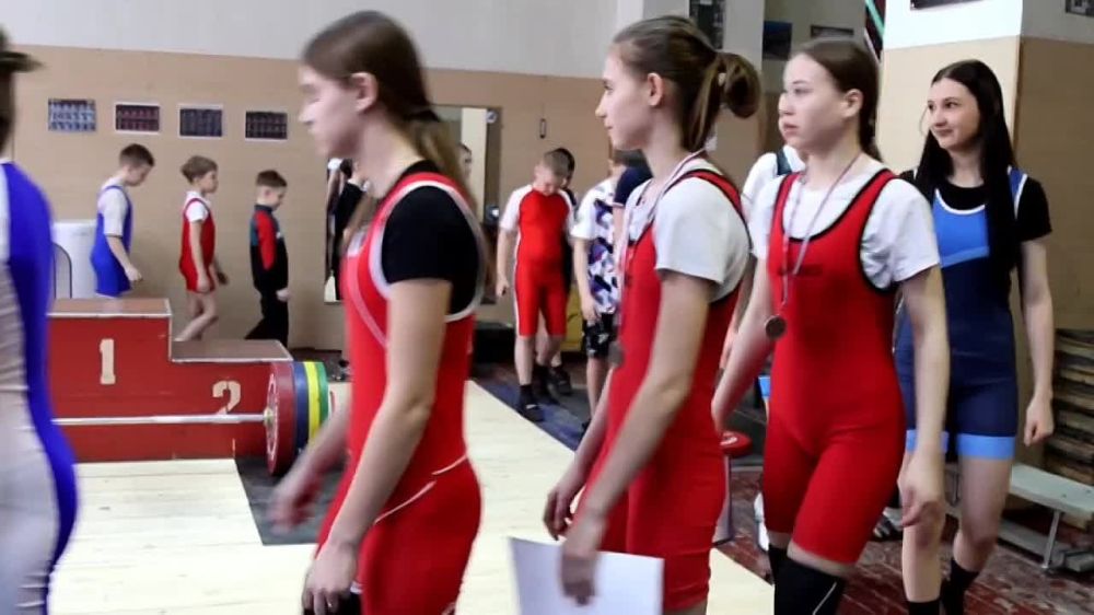 Вчера в Донецке стартовал Чемпионат Республики по тяжёлой атлетике среди мужчин и женщин, а также турнир памяти Заслуженного мастера спорта и мирового рекордсмена Станислава Батищева для юношей в возрасте 12-15 лет