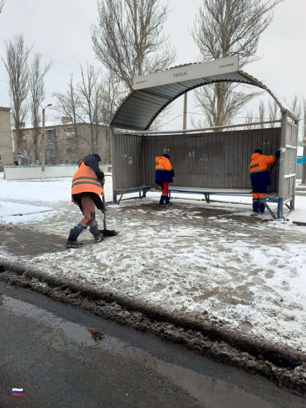 Юрий Будрин: Сегодня, 19 марта 2025 года, сотрудники МУП АГОД ДНР «Дорожное Ремонтно-Строительное управление» присоединились к уборке снега по адресу: ул. Петровского
