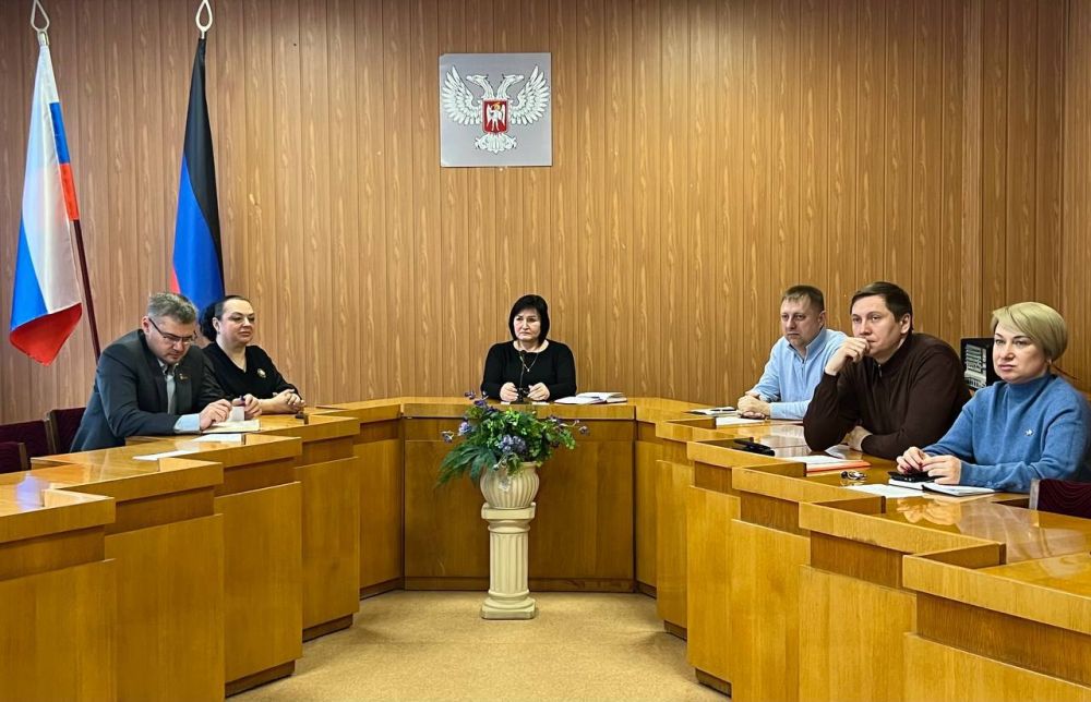 Михаил Меренков: Сегодня первый заместитель руководителя Управы Буденновского внутригородского района Елена Булавицкая провела аппаратное совещание с участием депутата Народного совета Донецкой Народной Республики Юрия...