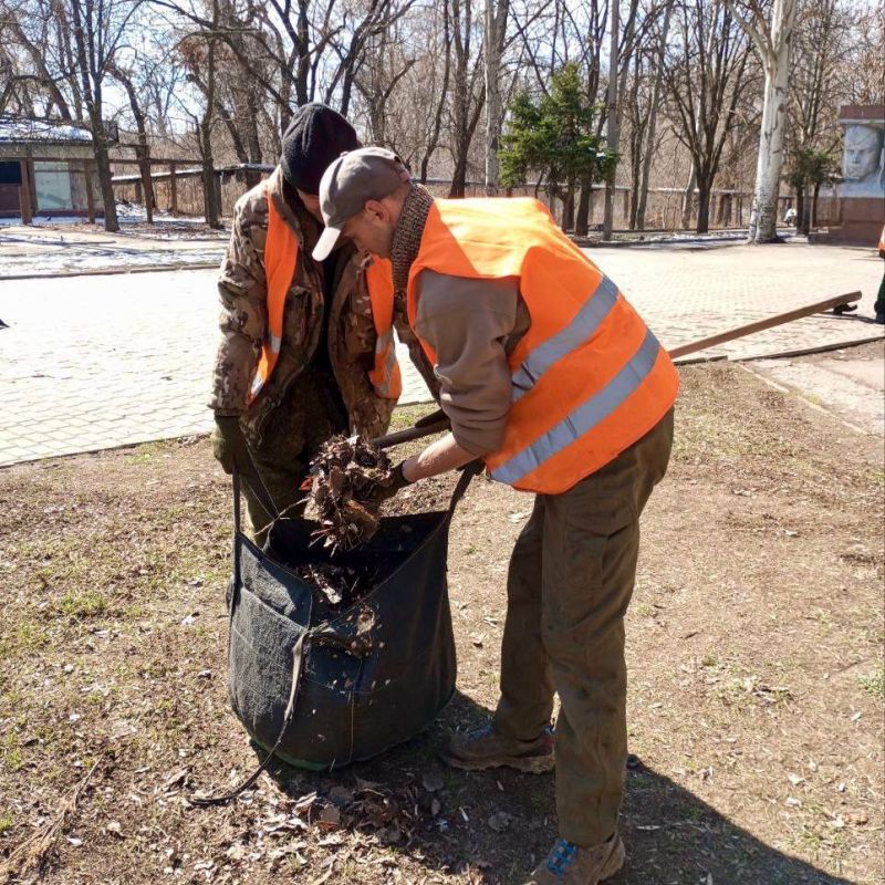 Михаил Меренков: Картина трудового дня рабочих зелёного строительства Буденновского района 20 марта