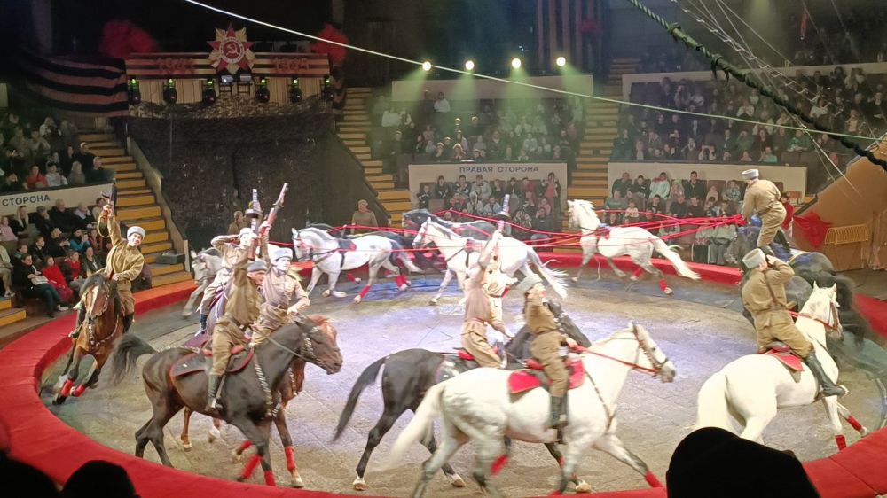 Председатель Народного Совета ДНР Константин Кузьмин организовал мероприятие для семей защитников Отечества в Донецком цирке «Космос»